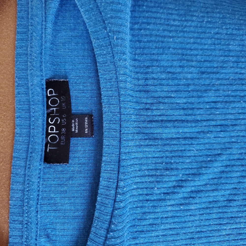 3/20$ - TOPSHOP BLUE RIBBED CROP TOP SIZE 6